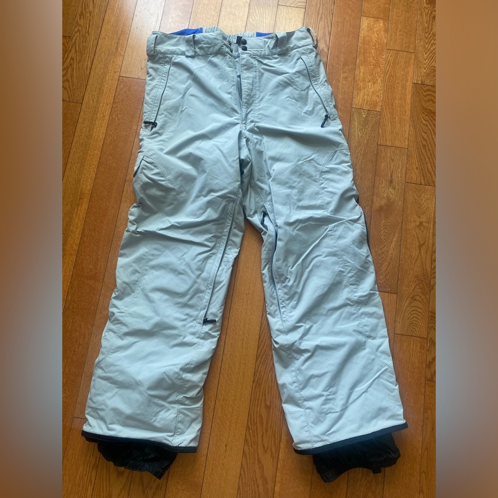 Man snowboarding pants size Large. Gently used.
